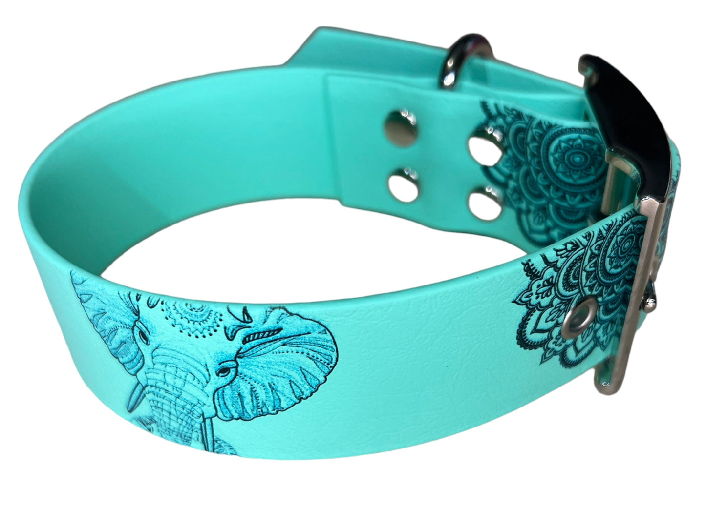 Collier large en BioThane® imprimé “Éléphant Mandala” – Déstockage (doré, améthyste, fuchsia, vert caribéen)