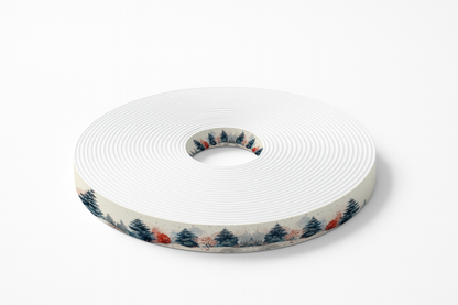 Motif hivernal forêt enneigée et conifères aquarelle – BioThane imprimé au mètre