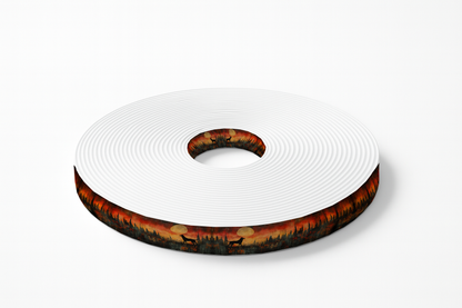 Motif BioThane imprimé – Loups hurlant à la lune dans une forêt rougeoyante