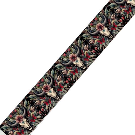 Crâne de taureau, fleurs et papillons