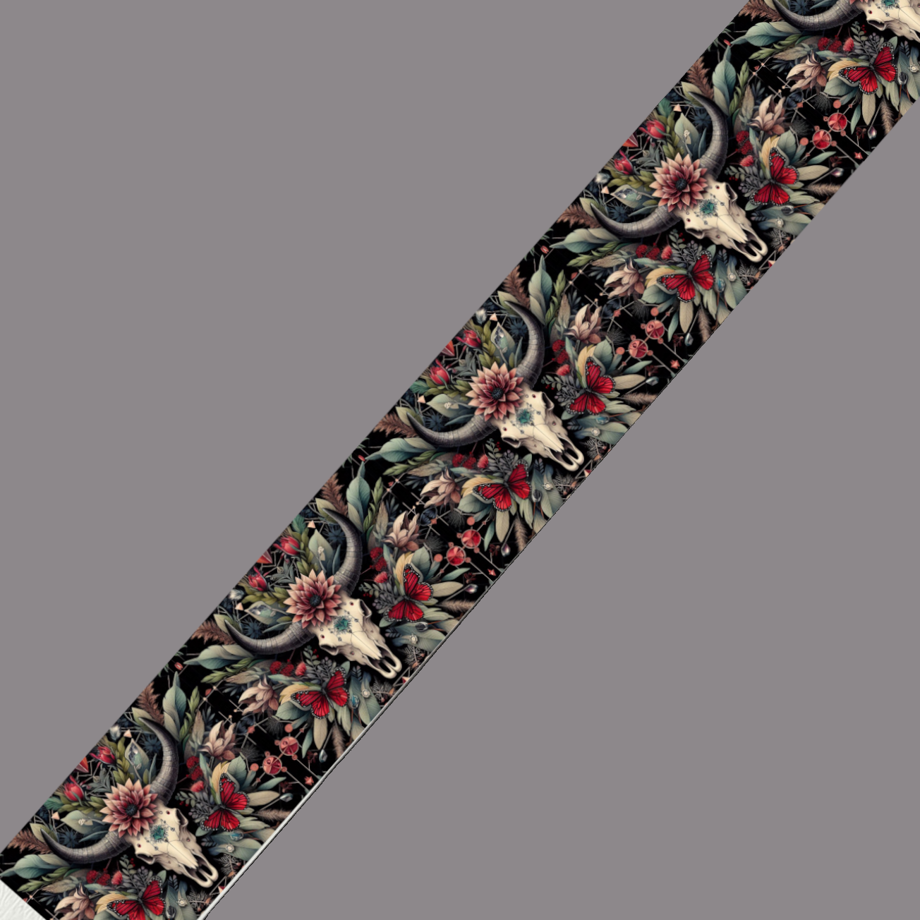 Crâne de taureau, fleurs et papillons
