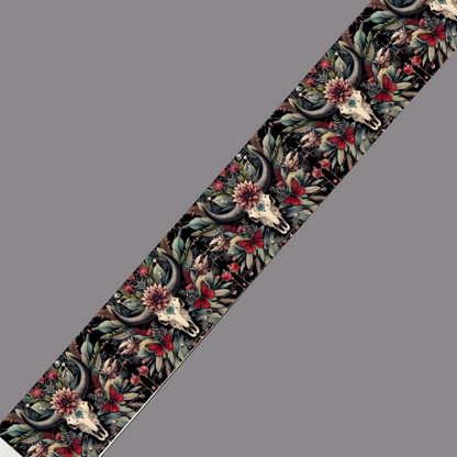 Crâne de taureau, fleurs et papillons