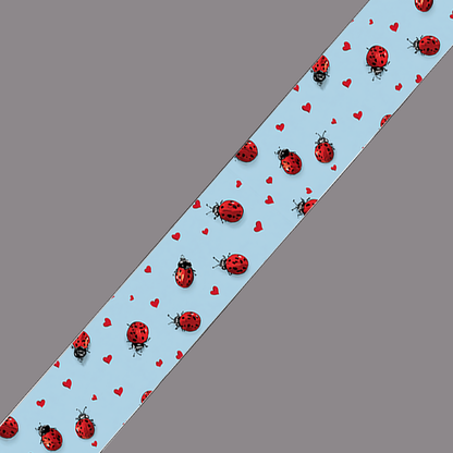 BioThane imprimé – Motif Coccinelles & Cœurs fond bleu ciel