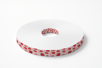 L'atelier du Fourmilier BioThane imprimé au mètre BioThane imprimé – Fraises kawaii & petits cœurs