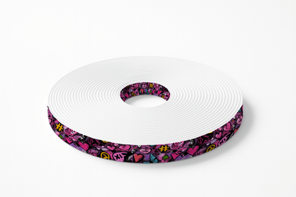 L'atelier du Fourmilier BioThane imprimé au mètre BioThane imprimé – Motif Cœurs graffiti & symboles pop