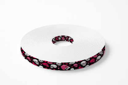 L'atelier du Fourmilier BioThane imprimé au mètre BioThane imprimé – Motif crânes & cœurs rose