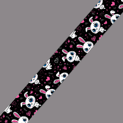L'atelier du Fourmilier BioThane imprimé au mètre BioThane imprimé – Motif Lapins cartoon & cœurs fond noir