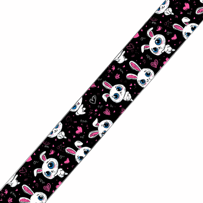 L'atelier du Fourmilier BioThane imprimé au mètre BioThane imprimé – Motif Lapins cartoon & cœurs fond noir