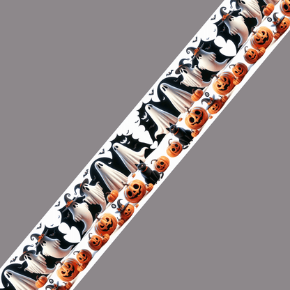 L'atelier du Fourmilier BioThane imprimé au mètre Motif BioThane® imprimé festif avec fantômes souriants, citrouilles et chauves-souris sur fond blanc. Idéal pour Halloween. Disponible en 19, 25 et 38 mm. Fabriqué en France.