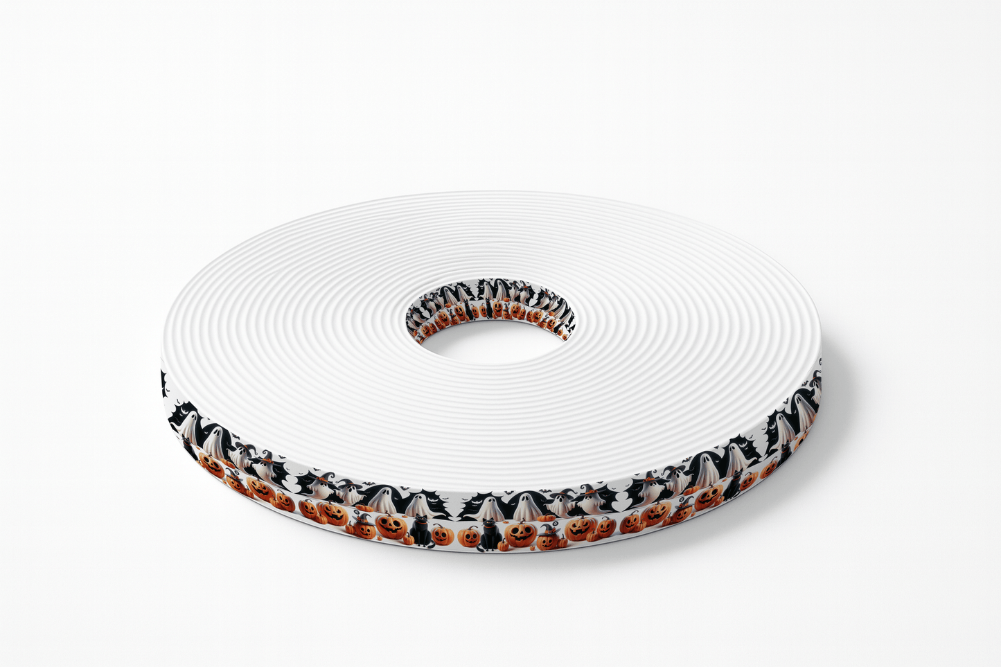 L'atelier du Fourmilier BioThane imprimé au mètre Motif BioThane® imprimé festif avec fantômes souriants, citrouilles et chauves-souris sur fond blanc. Idéal pour Halloween. Disponible en 19, 25 et 38 mm. Fabriqué en France.