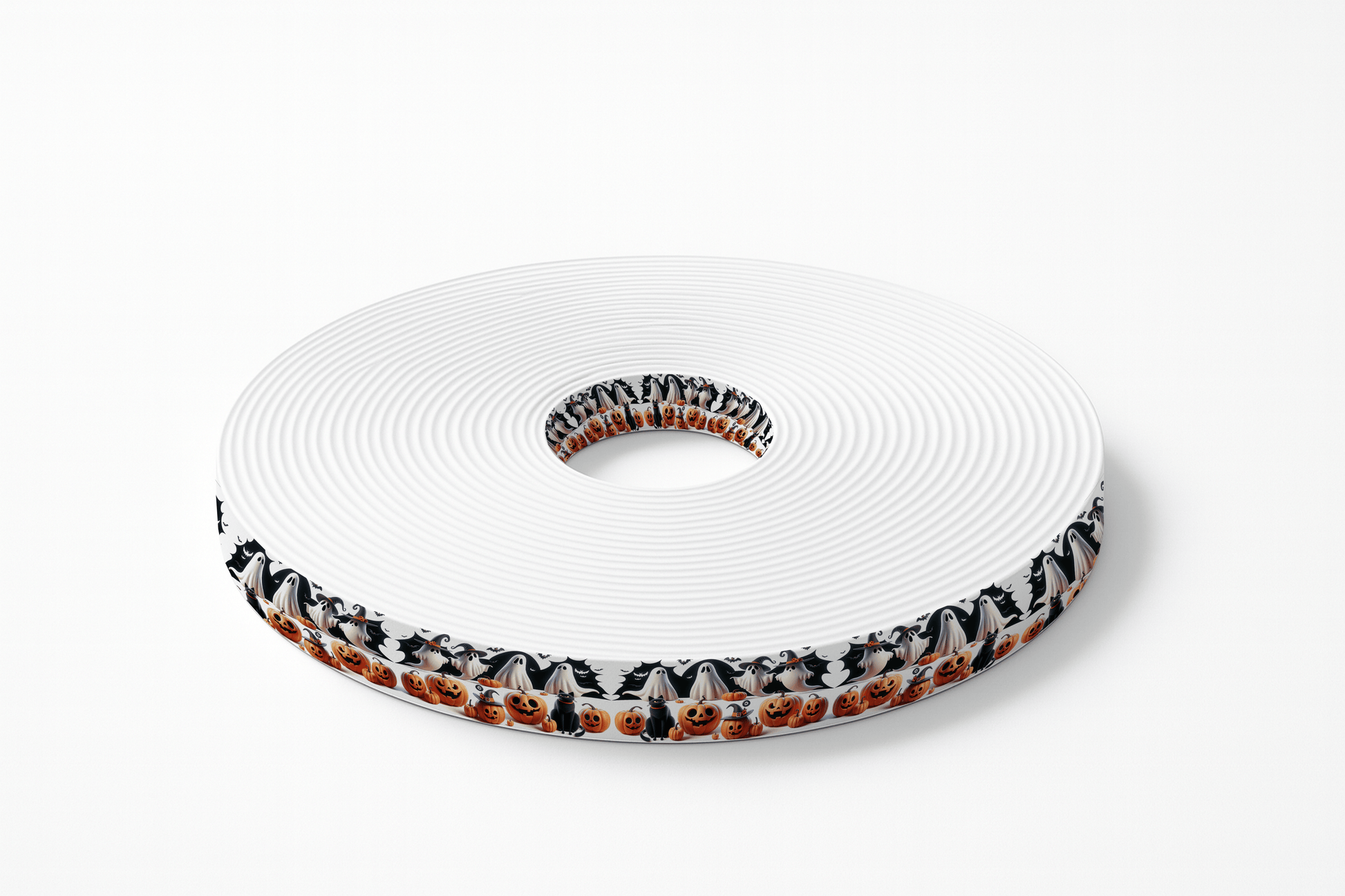 L'atelier du Fourmilier BioThane imprimé au mètre Motif BioThane® imprimé festif avec fantômes souriants, citrouilles et chauves-souris sur fond blanc. Idéal pour Halloween. Disponible en 19, 25 et 38 mm. Fabriqué en France.