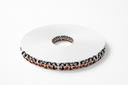 L'atelier du Fourmilier BioThane imprimé au mètre Motif BioThane® imprimé festif avec fantômes souriants, citrouilles et chauves-souris sur fond blanc. Idéal pour Halloween. Disponible en 19, 25 et 38 mm. Fabriqué en France.