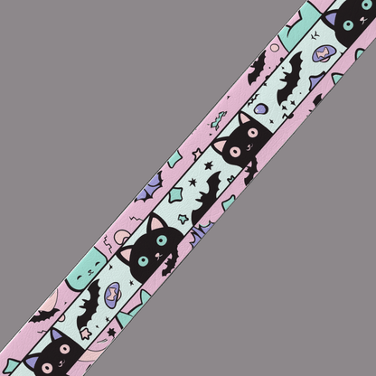 L'atelier du Fourmilier BioThane imprimé au mètre Motif BioThane imprimé UV – Chats noirs & chauves-souris pastel