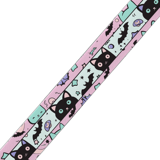 L'atelier du Fourmilier BioThane imprimé au mètre Motif BioThane imprimé UV – Chats noirs & chauves-souris pastel