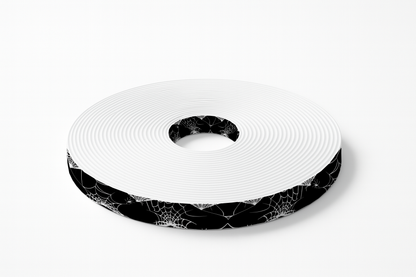 L'atelier du Fourmilier BioThane imprimé au mètre Motif BioThane imprimé UV– Toiles d’araignées sur fond noir