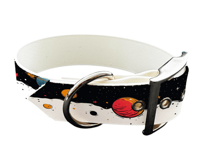L'atelier du Fourmilier Colliers 202 Collier large pour chien en BioThane® imprimé – Collection galaxie – 38mm
